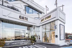 골드 사이니지가 빛나는 LUVFUME 기프트스토어 외관